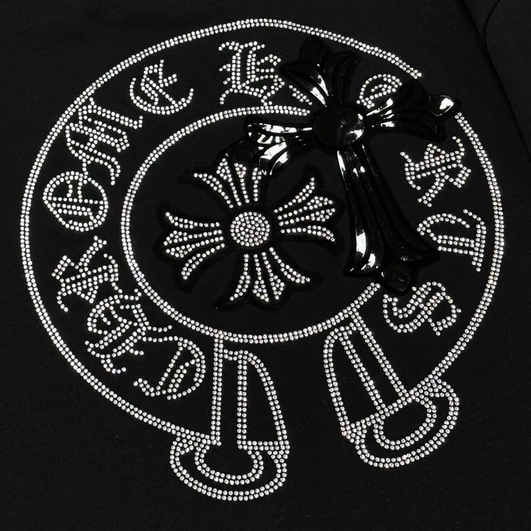 P180 Chrome Hearts 25 high-end versions. The fabric is made of 300 grams of high-density pure cotton. It does not deform or shrink. It has three complete standards. It is the same style for men and women. Technology: imported hot diamond + calendered leather flocking. Color: White Black SIZE: S-XL